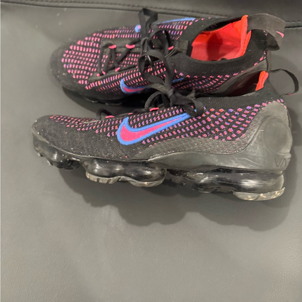 Nike women’s Black and Pink Athletic Shoes
